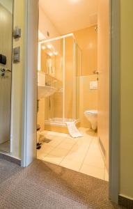 Goreljek波克尤卡中心酒店的带淋浴、盥洗盆和卫生间的浴室