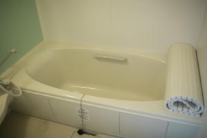 札幌Villa Sapporo Honobono的客房内的白色浴缸