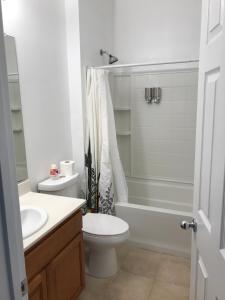 圣罗莎Spacious 3BD,2BA, ideal for families!的白色的浴室设有卫生间和水槽。