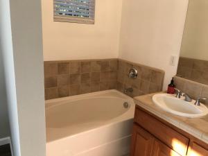 圣罗莎Spacious 3BD,2BA, ideal for families!的带浴缸和盥洗盆的浴室
