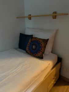 采尔马特Mazot Zermatt的床上有枕头,上面有枕头
