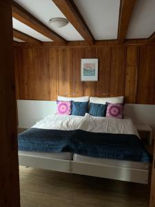 采尔马特Mazot Zermatt的木墙客房内的一张大床
