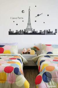 吉隆坡Setapak @ Zeta Suite的一间卧室,配有两张床和我爱的巴黎语言