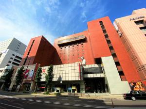 高松WeBase TAKAMATSU的城市街道上的红色建筑,有建筑