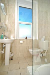 波特兰阿夸酒店的一间带卫生间、水槽和窗户的浴室