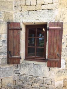 BaneuilLa Closerie de Baneuil的两扇窗户,位于石头建筑的一侧