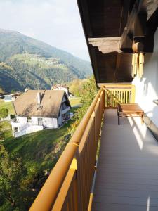 弗利斯Haus Gabriel的阳台设有长凳,享有山脉背景。