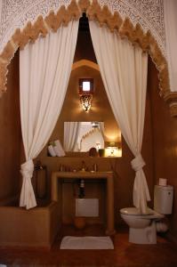 拉巴特达尔索珐酒店的一间带水槽、卫生间和镜子的浴室