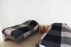 韦瑟灵Apartment am Rhein的卧室内两张并排的床