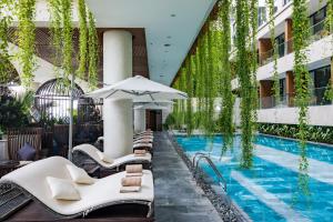 岘港新东方酒店内部或周边的泳池