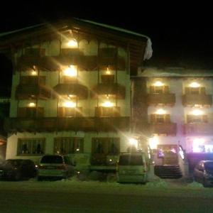 帕苏德尔托纳莱索莱酒店的一座建筑,晚上停在前面