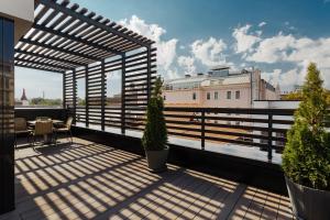 敖德萨Il Decameron Luxury Design Hotel的屋顶阳台配有桌椅