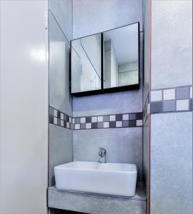 Little FallsJoziStay @ Savannah Apartments的一间带水槽和镜子的浴室