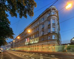 维也纳贝尔维尤酒店的街上的一座大建筑