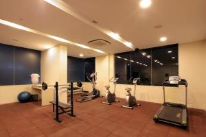 Starlit Suites Bangalore的健身中心和/或健身设施