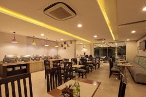 Starlit Suites Bangalore餐厅或其他用餐的地方