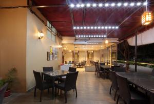 Starlit Suites Bangalore餐厅或其他用餐的地方