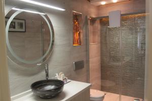 伊兹密尔伊兹密尔天宝居康福特酒店的一间带黑色水槽和淋浴的浴室