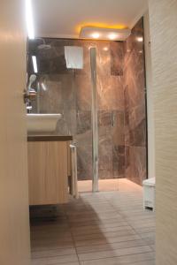 伊兹密尔伊兹密尔天宝居康福特酒店的带淋浴、水槽和卫生间的浴室