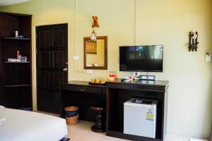 高兰兰达卡斯塔维海滩度假村的客房设有电视和书桌,配有电视。