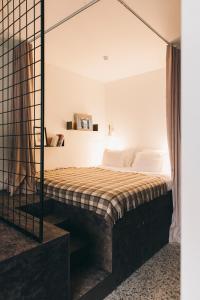 安特卫普YUST Antwerp的一间卧室配有一张带镜子的床