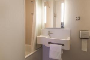 巴伯雷圣叙尔皮斯B&B HOTEL Troyes Barberey的浴室设有白色水槽和镜子
