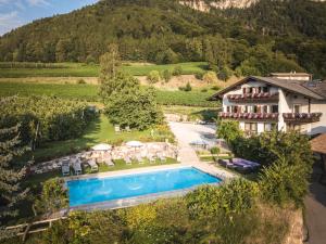 蒙塔尼亚Lamberthof的享有带游泳池和度假村的别墅的空中景致