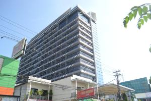 日惹The Cabin Apartment Uttara的城市中心高楼