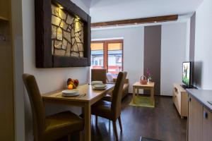考斯赛力克udanypobyt Apartamenty Przy Dolinach C i D的厨房以及带桌椅的用餐室。