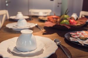 格雷扎纳Residenza Europa的一张木桌,上面有盘子和茶壶