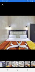 阿姆利则Hotel Shehnaz Inn - Walking Distance for Golden Temple的一间卧室配有一张大床和两条白色毛巾