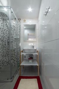普拉亚A Casa da Mizi的白色的浴室设有水槽和淋浴。