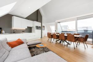 根特Exclusive Penthouse in Ghent的客厅配有沙发和桌子