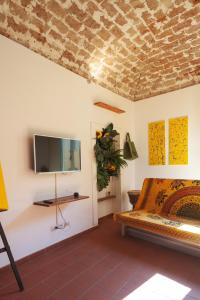 普拉托Appartamento 123的客房设有一张床和一台平面电视。