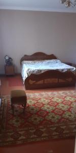 久姆里Guest House OTILIA的一间卧室配有一张床和地毯