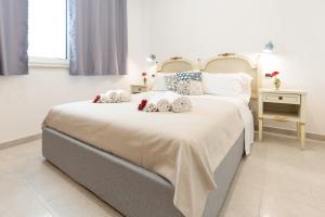陶尔米纳Don Vittorio Country Village的一间卧室配有一张大床和毛巾