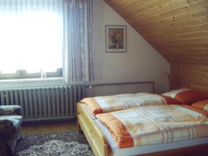 伦斯泰格地区施米德费尔德福丽恩农彼得恩格尔哈特公寓的一间卧室设有两张床和窗户。