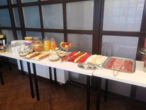 埃尔埃尼塔Mai Danube的一张桌子上有很多种不同的食物
