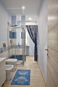 阿斯蒂La Casa di Giò的带淋浴、卫生间和盥洗盆的浴室