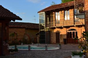Tonco拉科尔特赫拉尔多农家乐的一座在庭院中设有游泳池的建筑