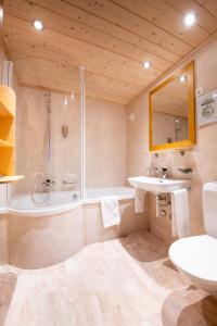 尚佩里瑞士酒店的带淋浴、盥洗盆和浴缸的浴室