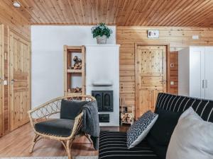 波尔沃Holiday Home B by Interhome的带沙发和壁炉的客厅