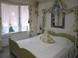 韦斯特兰Haus Schaper的一间卧室配有一张带枕头的床