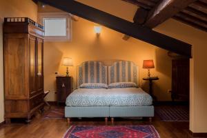 费拉拉Piazza Nova Guest House的一间卧室配有一张带蓝色床罩的床