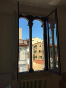 佛罗伦萨Romantic and Charming Apartments的享有大楼景致的窗户