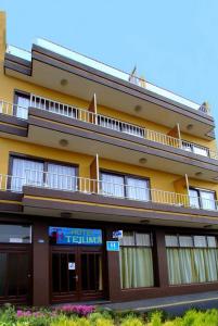 拉克鲁斯特胡玛酒店的黄色的建筑,上面设有阳台