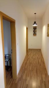 拉宾hostel Stalno Sretan的一间空房间,走廊上铺有木地板