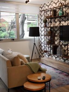 布宜诺斯艾利斯Montañeses 2888 Flat的客厅配有沙发和桌子