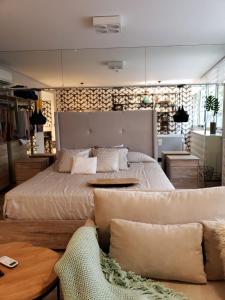 布宜诺斯艾利斯Montañeses 2888 Flat的一间大卧室,配有一张大床和一张桌子
