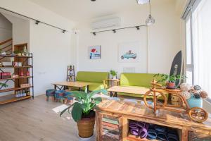 罗东镇這好宅的客厅配有绿色沙发和桌子